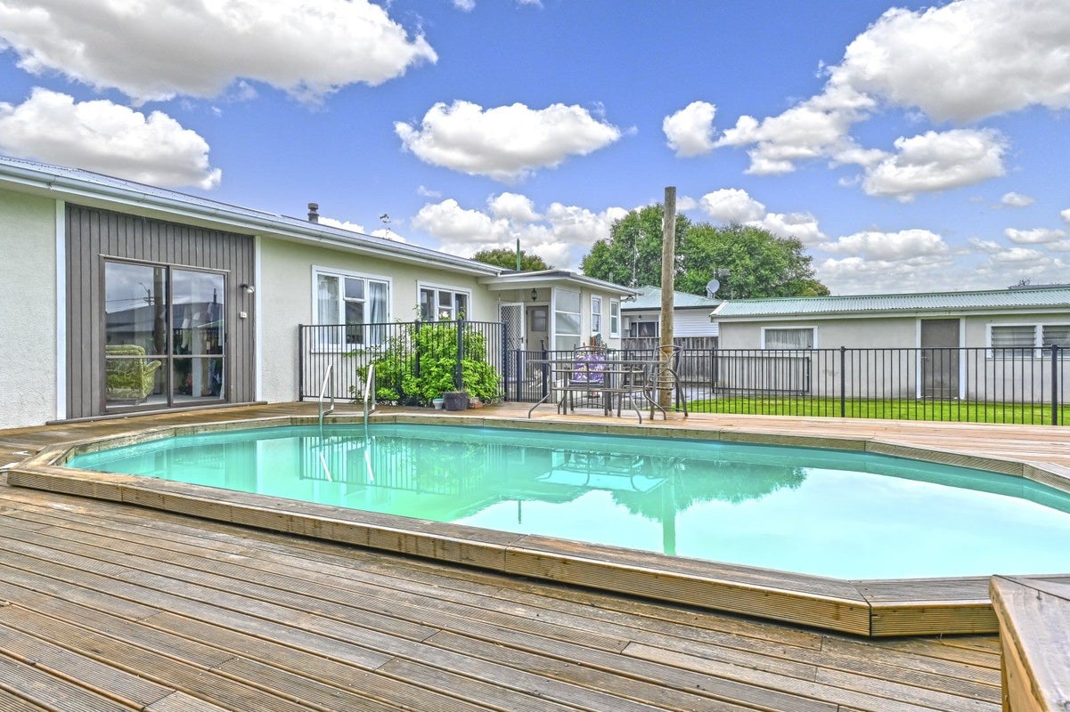 205 Kenilworth Road, Mayfair, Hastings - Carousel 1