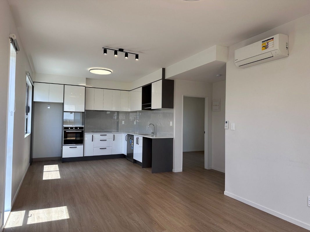 2/13 Blockhouse Bay Road, Avondale, Auckland - Carousel 1