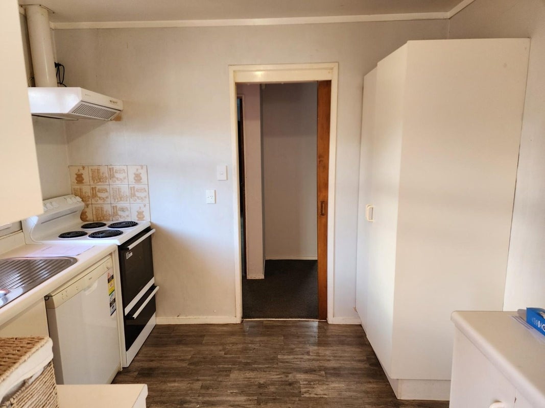 2/76 Cambridge TCE, Waterloo, Lower Hutt - Carousel 13