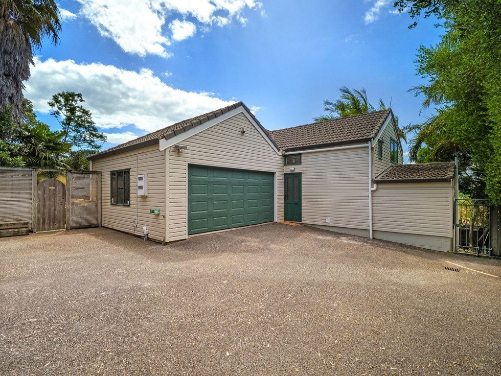 2/62 Target Road, Totara Vale, Auckland - Carousel 1