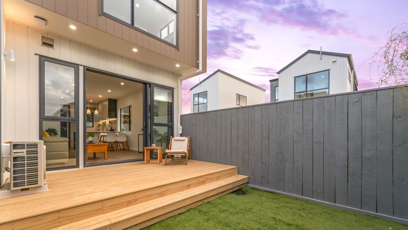 3/113 Flanshaw Road, Te Atatu South, Auckland - Carousel 1