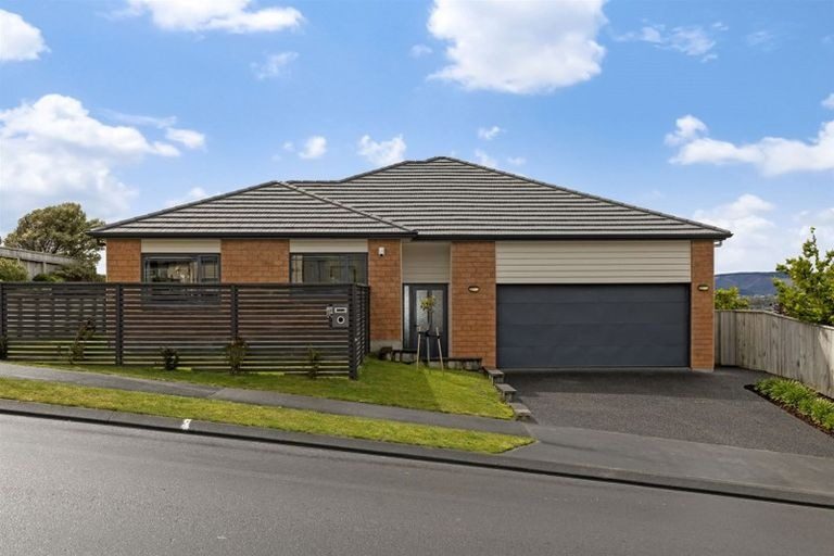 47 Staithes Drive North, Whitby, Porirua - Carousel 1