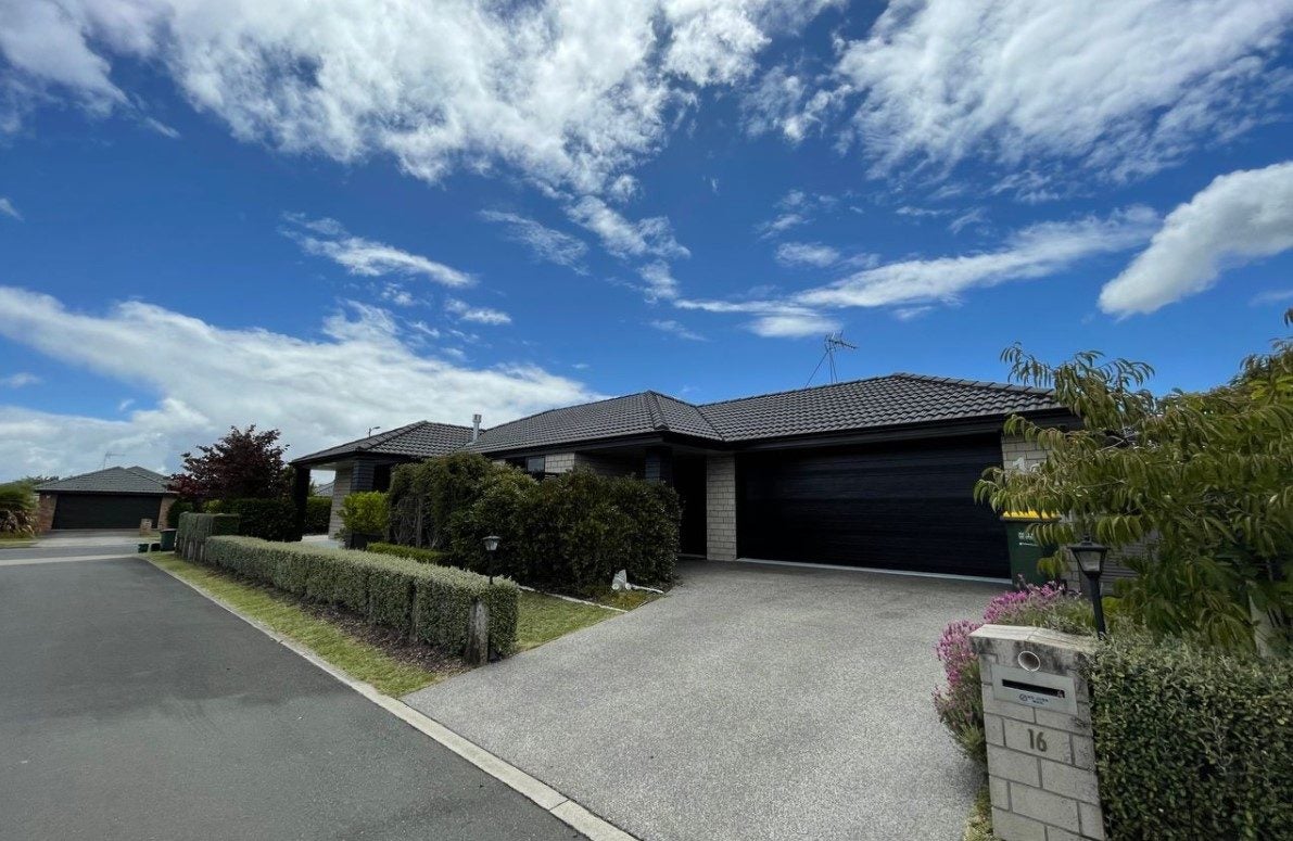 16 Edgeview Crescent, Fitzroy, Hamilton - Carousel 1