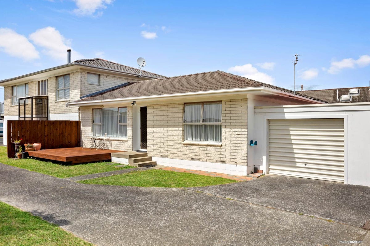 2/3 Argyle Terrace, Milford, Auckland - Carousel 1