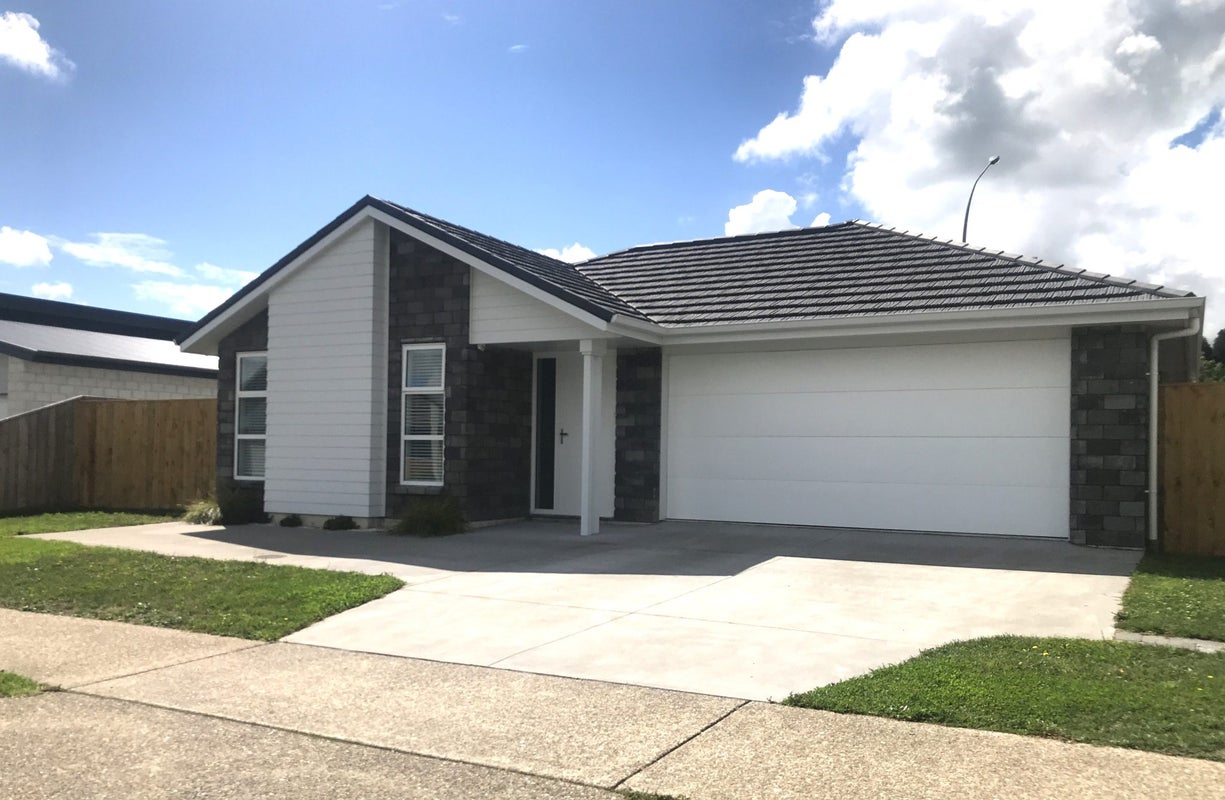 21 Awataha Crescent, Pyes Pa, Tauranga - Carousel 1