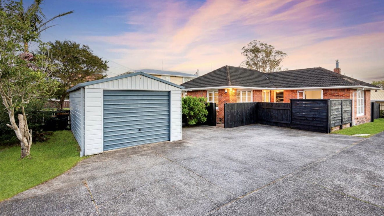 652 Te Atatu Road, Te Atatu Peninsula, Auckland - Carousel 1