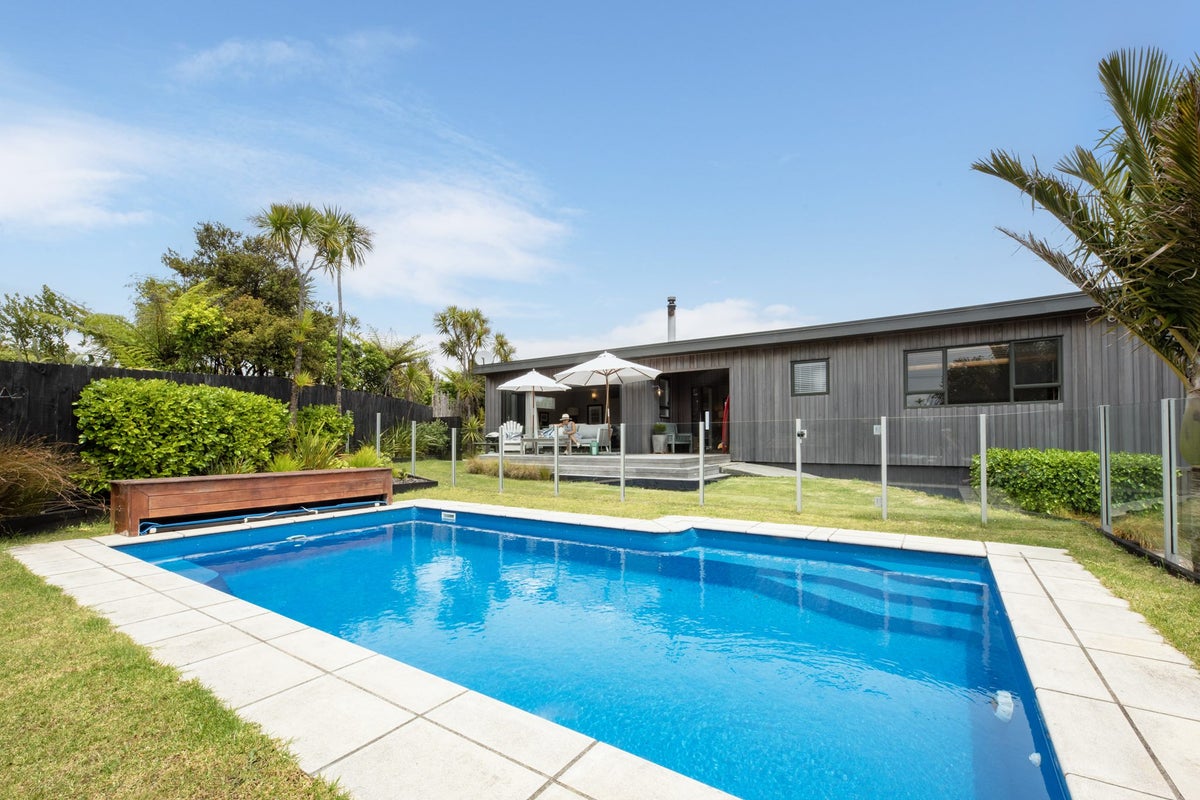 203 Piha Road, New Lynn - Carousel 2