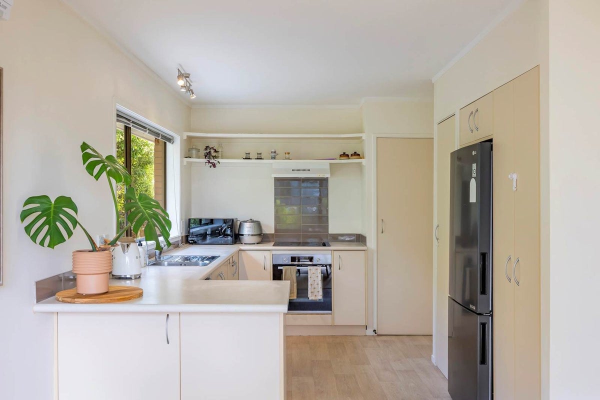 1/18 Kauri Glen Road, Northcote, Auckland - Carousel 28