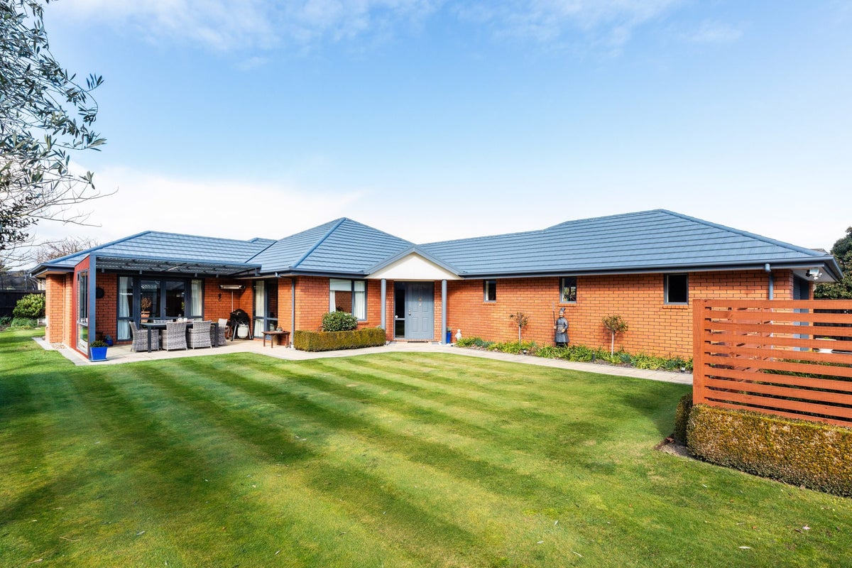 8 Gwen Place, Redwood, Christchurch - Carousel 1