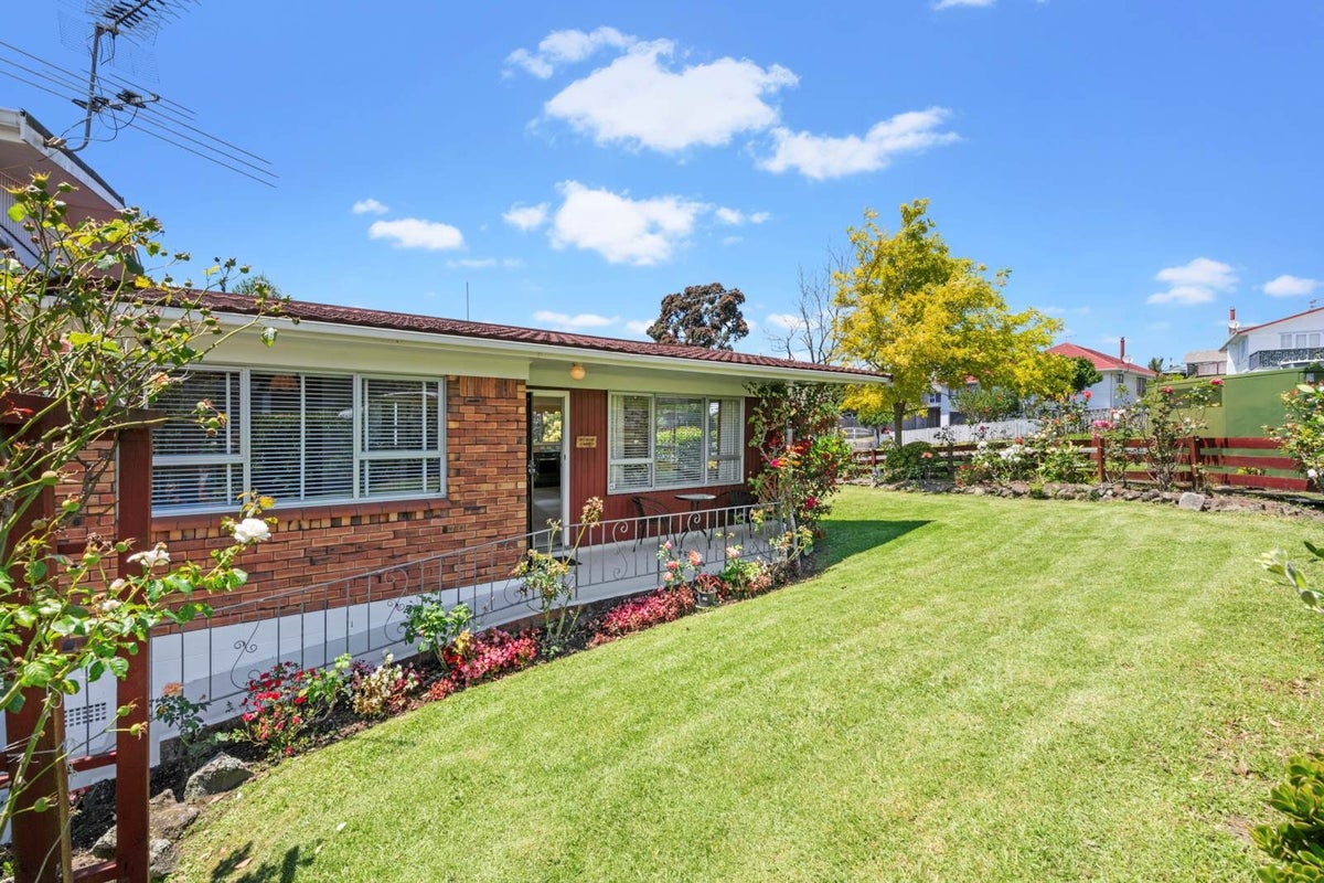 1/1 Bodi Place, Te Atatu South, Auckland - Carousel 1