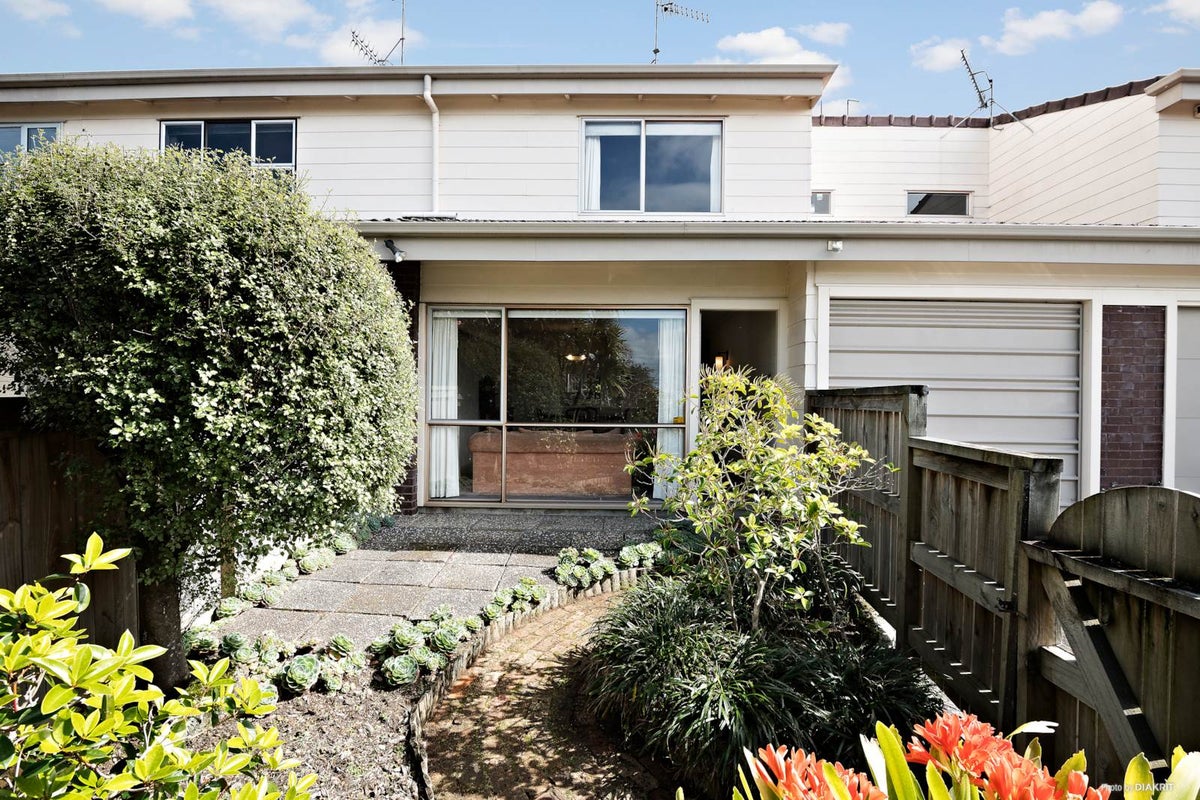 2/1 Almorah Place, Epsom, Auckland - Carousel 1