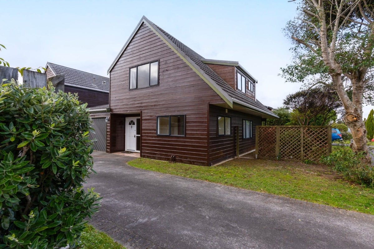 6 Furlong Crescent, Churton Park, Wellington - Carousel 2