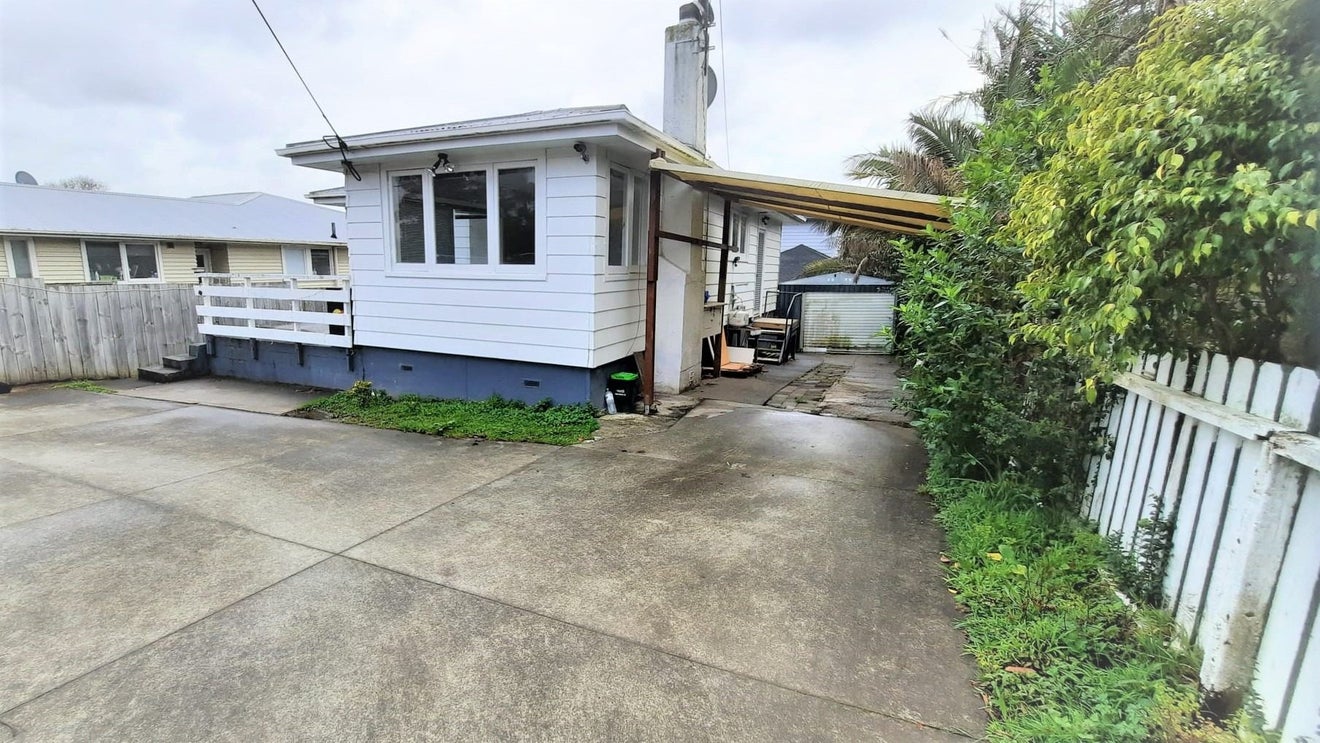 17 Harrington Road, Henderson, Auckland - Carousel 1