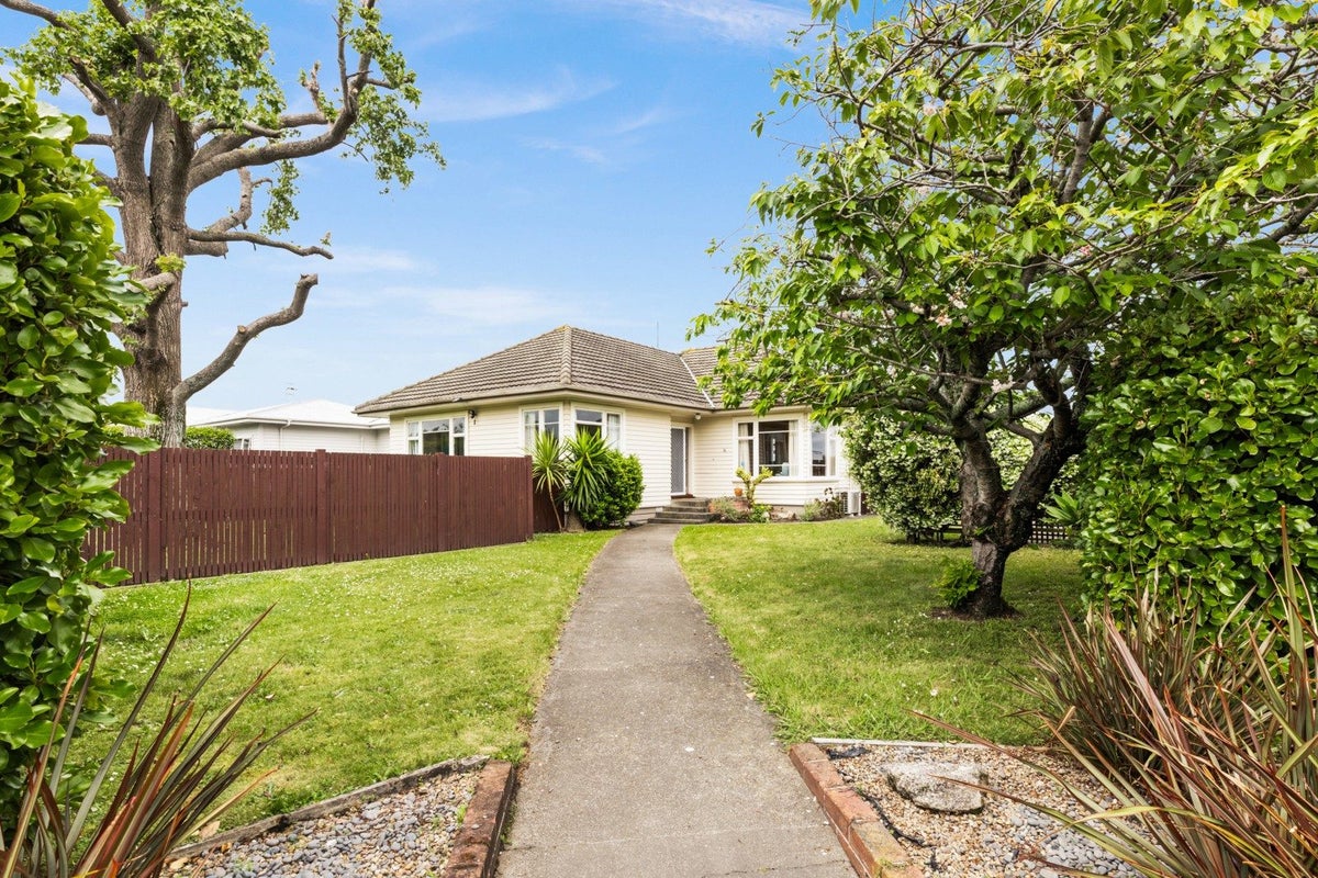 16 Anzac Avenue, Onekawa, Napier - Carousel 1