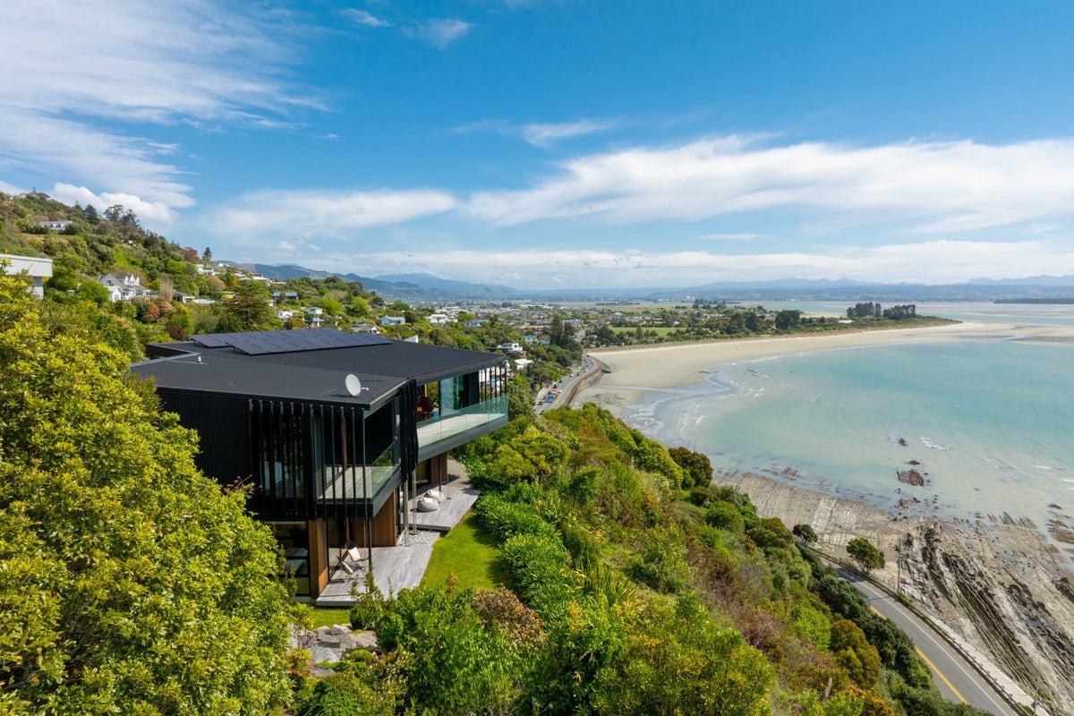 36 The Cliffs, Britannia Heights, Nelson - Carousel 36