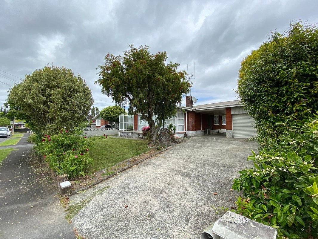 8 Carlson Crescent, Silverdale, Hamilton - Carousel 1