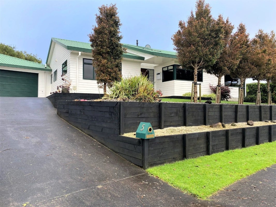 5 Maple Crescent, Whalers Gate, New Plymouth - Carousel 2