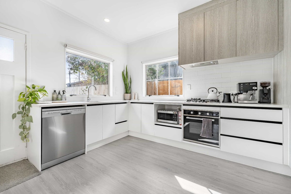 2/56 Northcote Road, Northcote, Auckland - Carousel 1