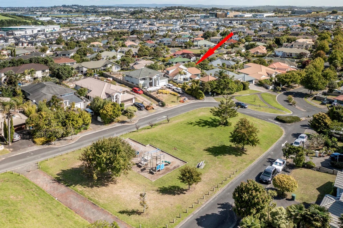 1 Taroka Close, Pinehill, Auckland - Carousel 1