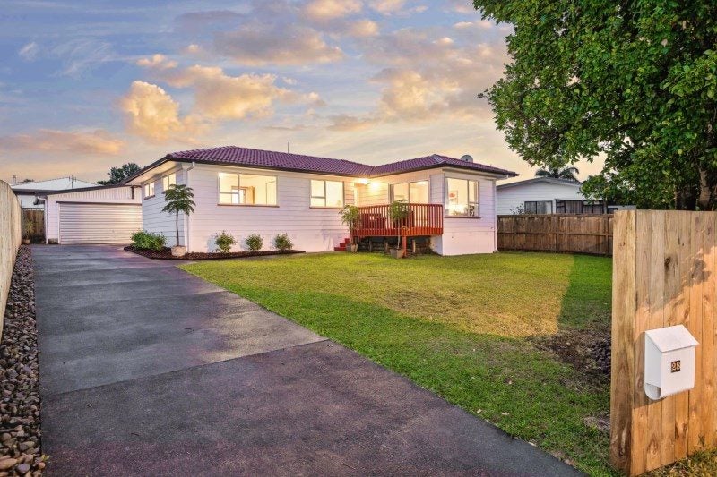 28 Tomintoul Place, Highland Park, Auckland - Carousel 1