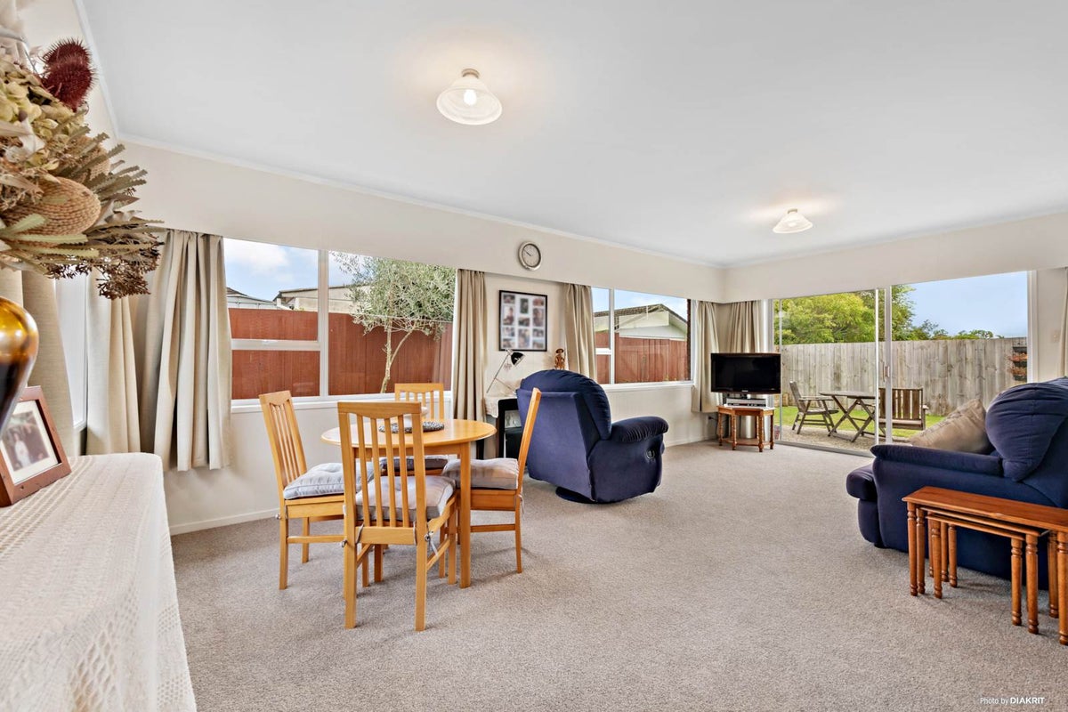 2/3 Pamela Place, New Lynn, Auckland - Carousel 2