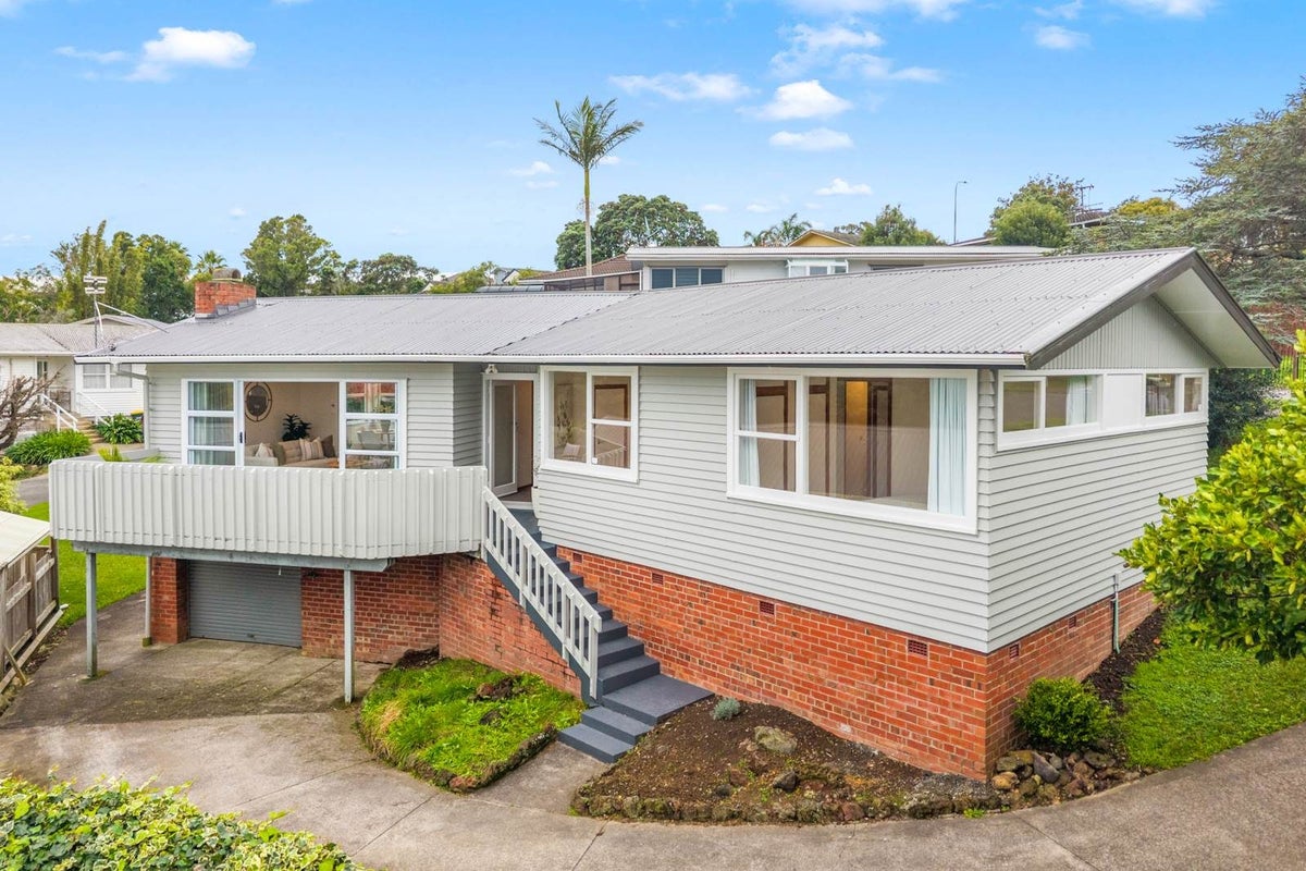1/100 Bond Crescent, Forrest Hill, Auckland - Carousel 1