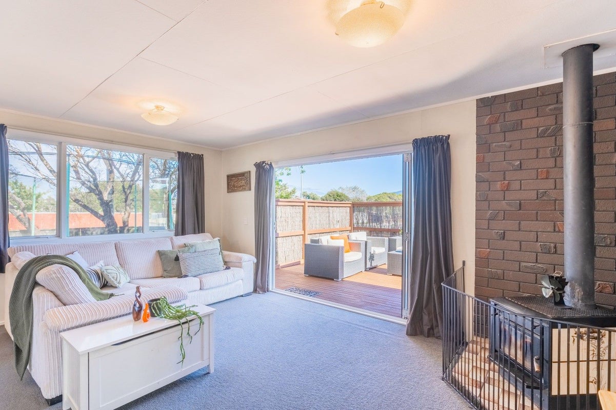 57 Mazengarb Road, Paraparaumu Beach, Paraparaumu - Carousel 1