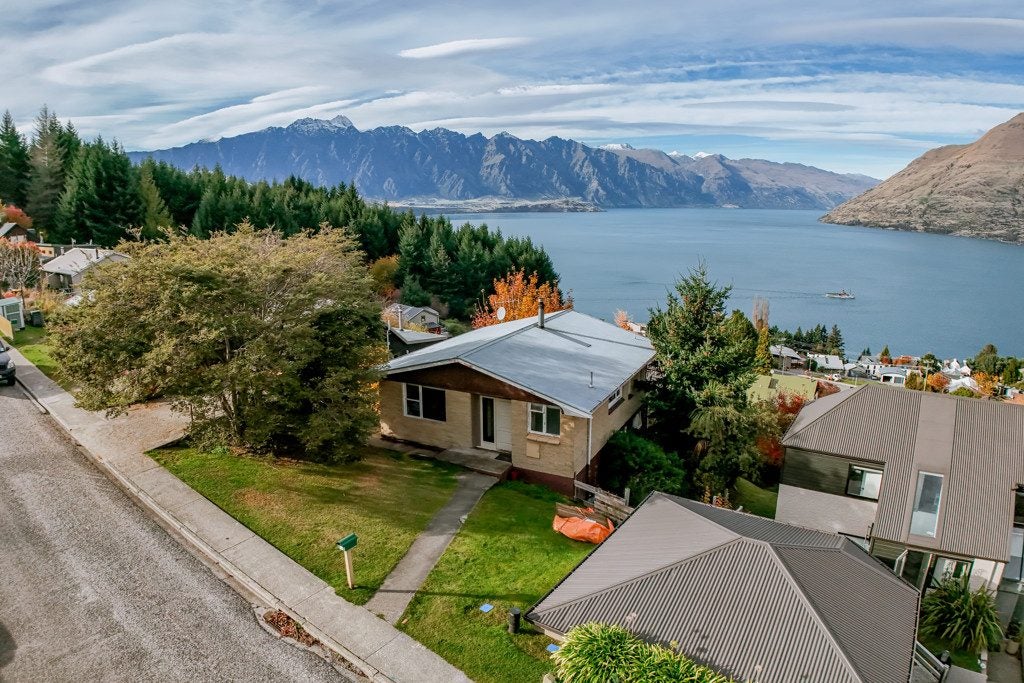 69 Wynyard Crescent, Fernhill, Queenstown - Carousel 1