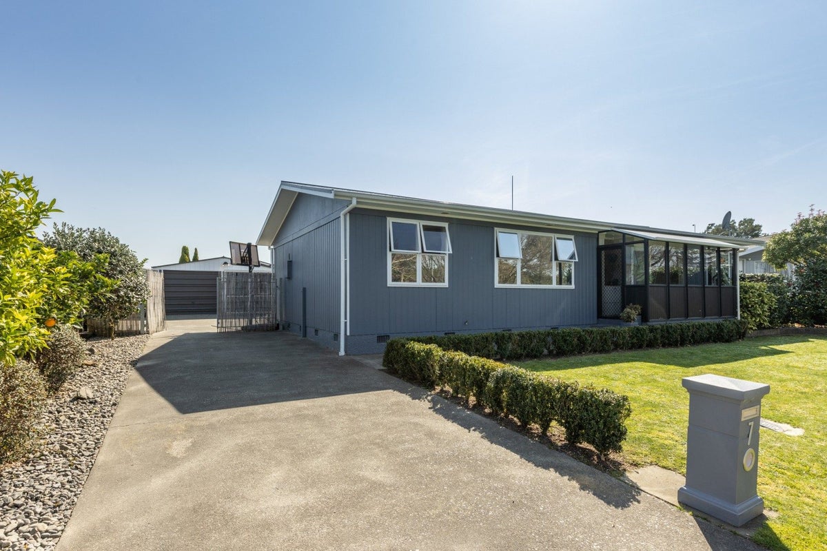 7 Titoki Crescent, Pirimai, Napier - Carousel 1