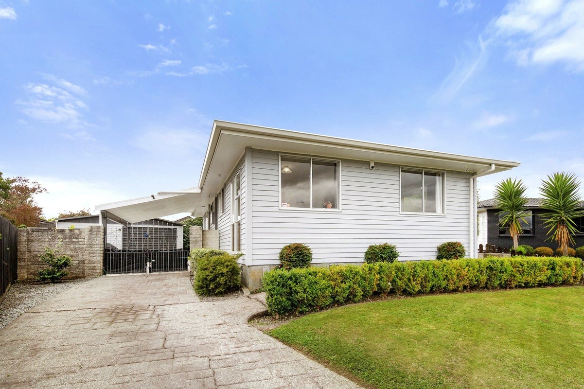 18 Omaha Grove, Totara Park, Upper Hutt - Carousel 1