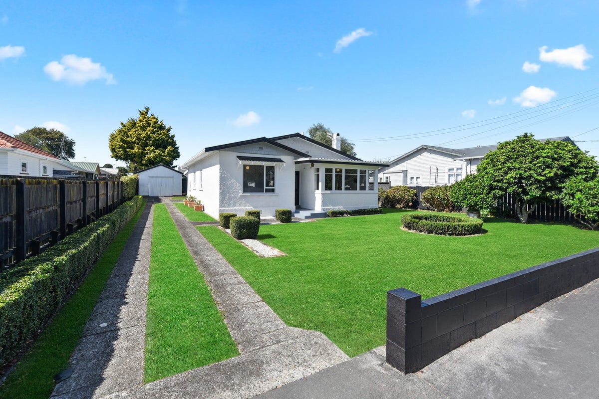 42 MacFarlane Street, Hamilton East, Hamilton - Carousel 1
