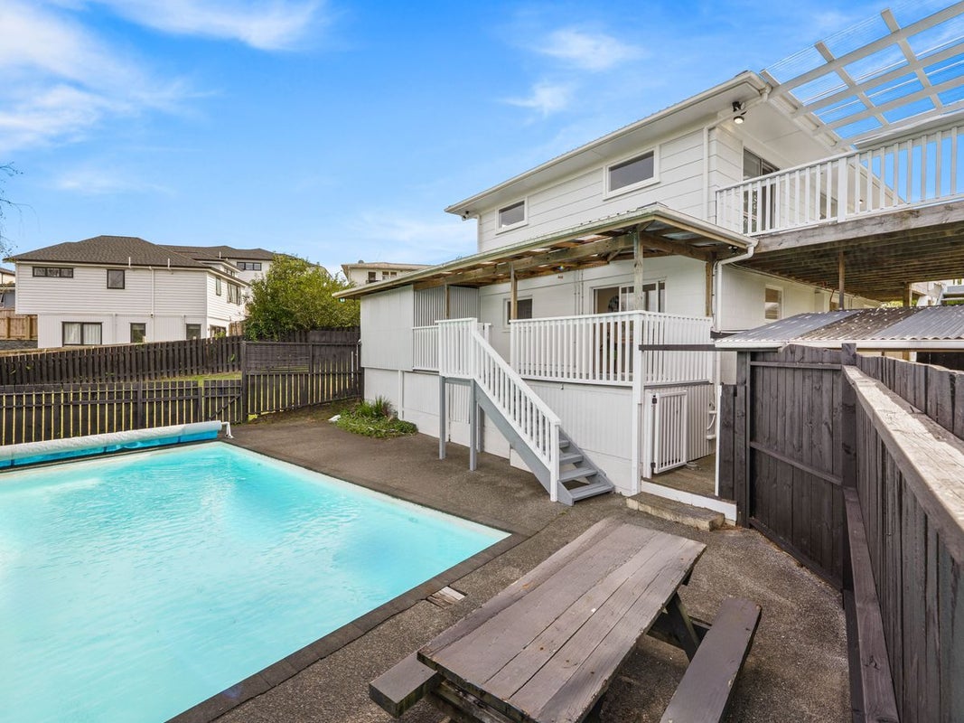 34 Cyclarama Crescent, Massey, Auckland - Carousel 1