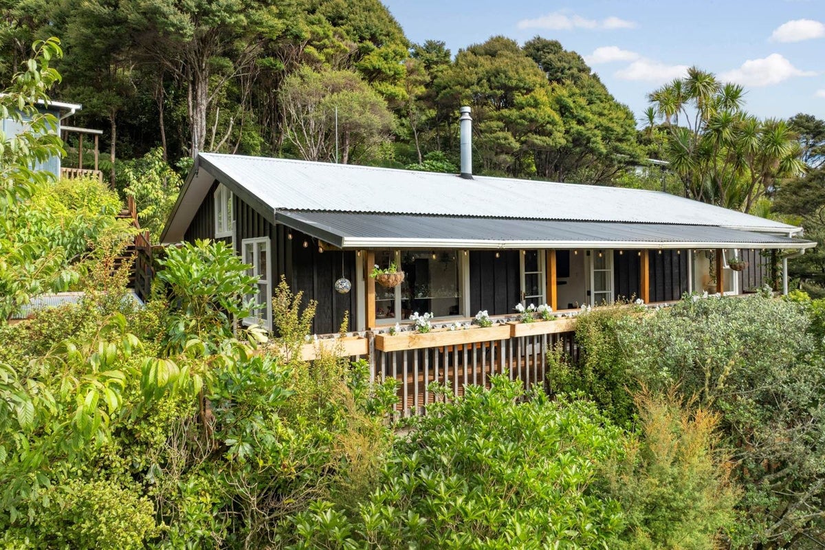 198 Scenic Drive, Titirangi, Auckland - Carousel 1