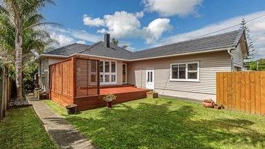 1/9 Merton Avenue, Glenfield, Auckland - Carousel 1