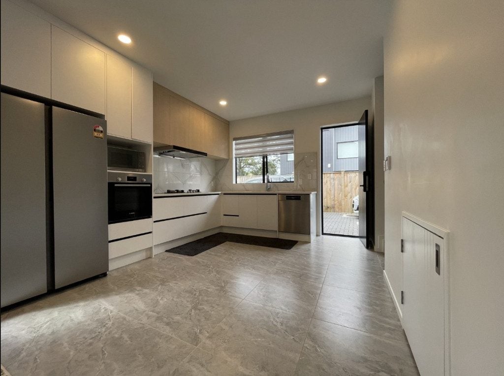 8D Blyton Lane, Pakuranga Heights, Auckland - Carousel 2