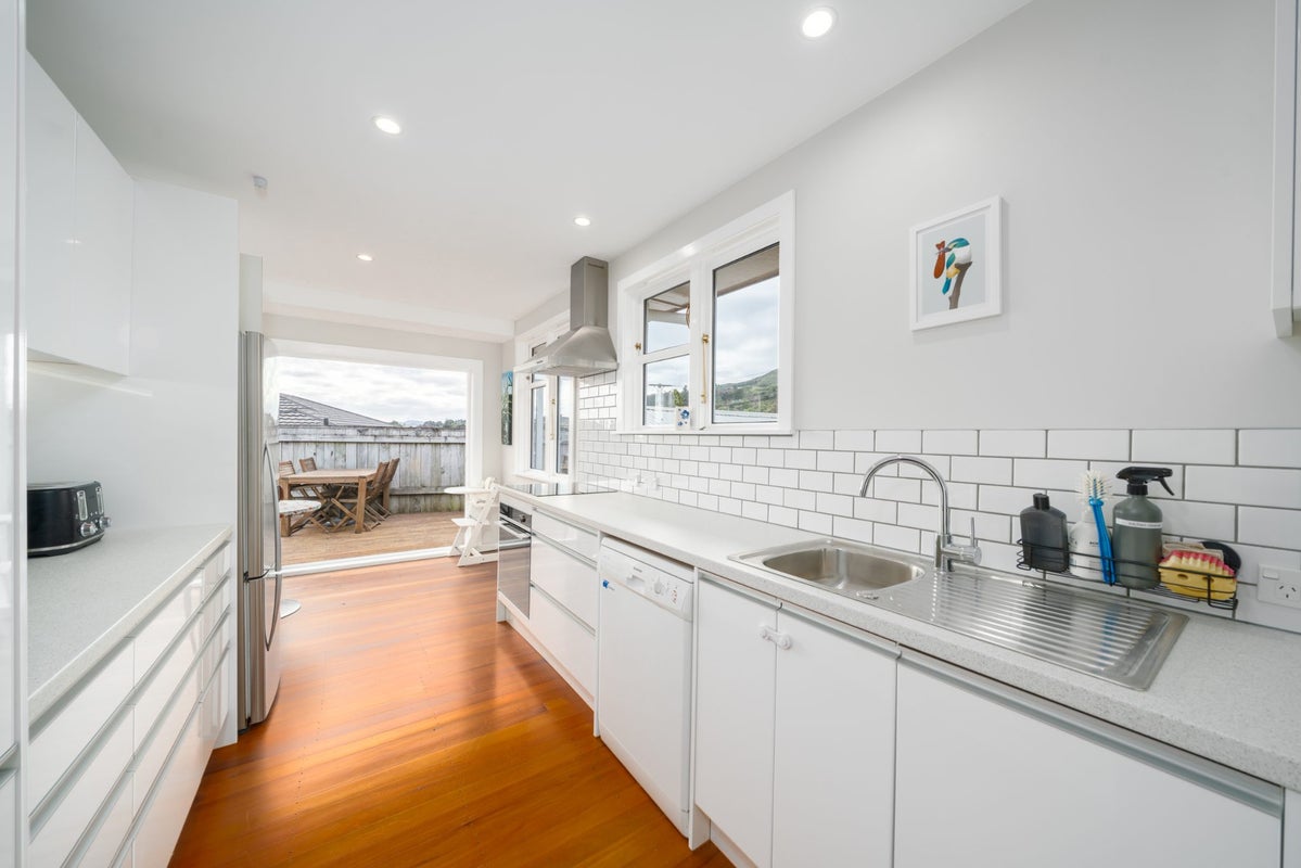57A Ranui Terrace, Tawa, Wellington - Carousel 2