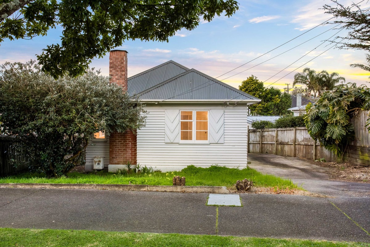 1 Westmere Park Avenue, Westmere, Auckland - Carousel 2