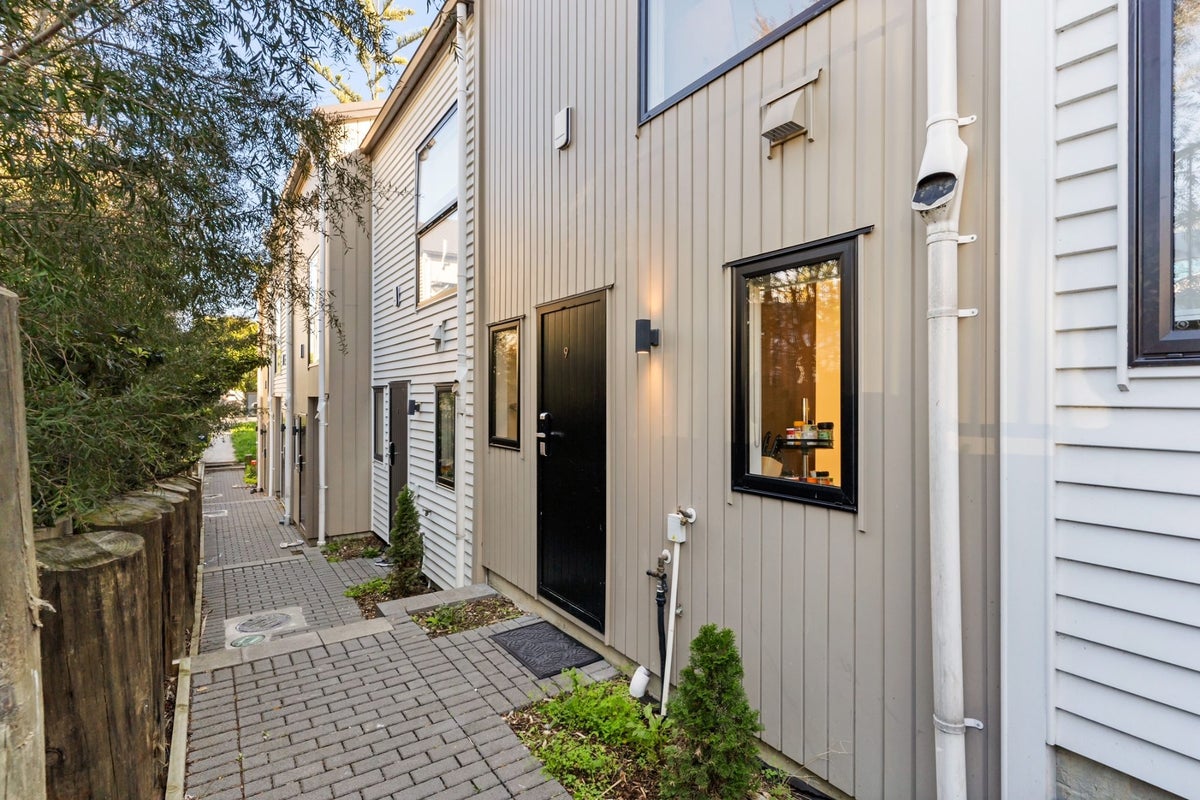 1/237 Swanson Road, Henderson, Auckland - Carousel 2
