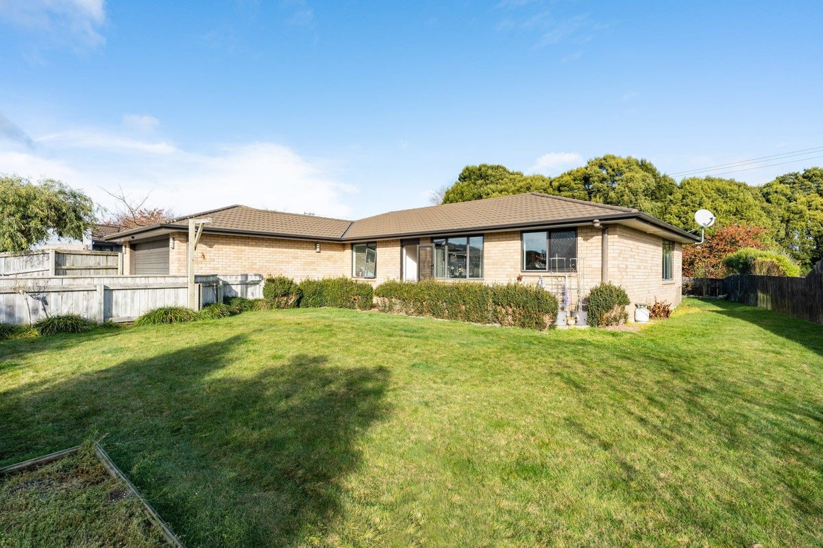 21 Brompton Close, Richmond Heights, Taupo - Carousel 1