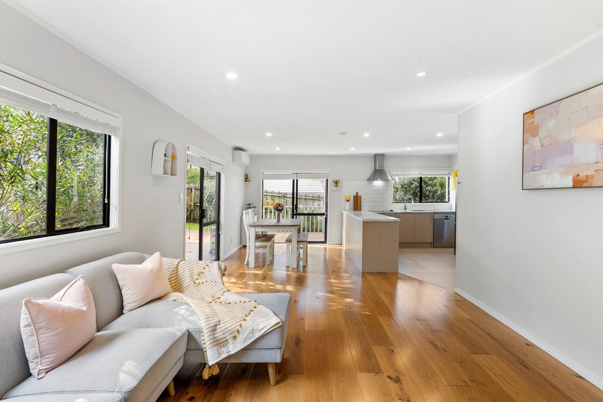1/11 Kupari Place, Totara Vale, Auckland - Carousel 1