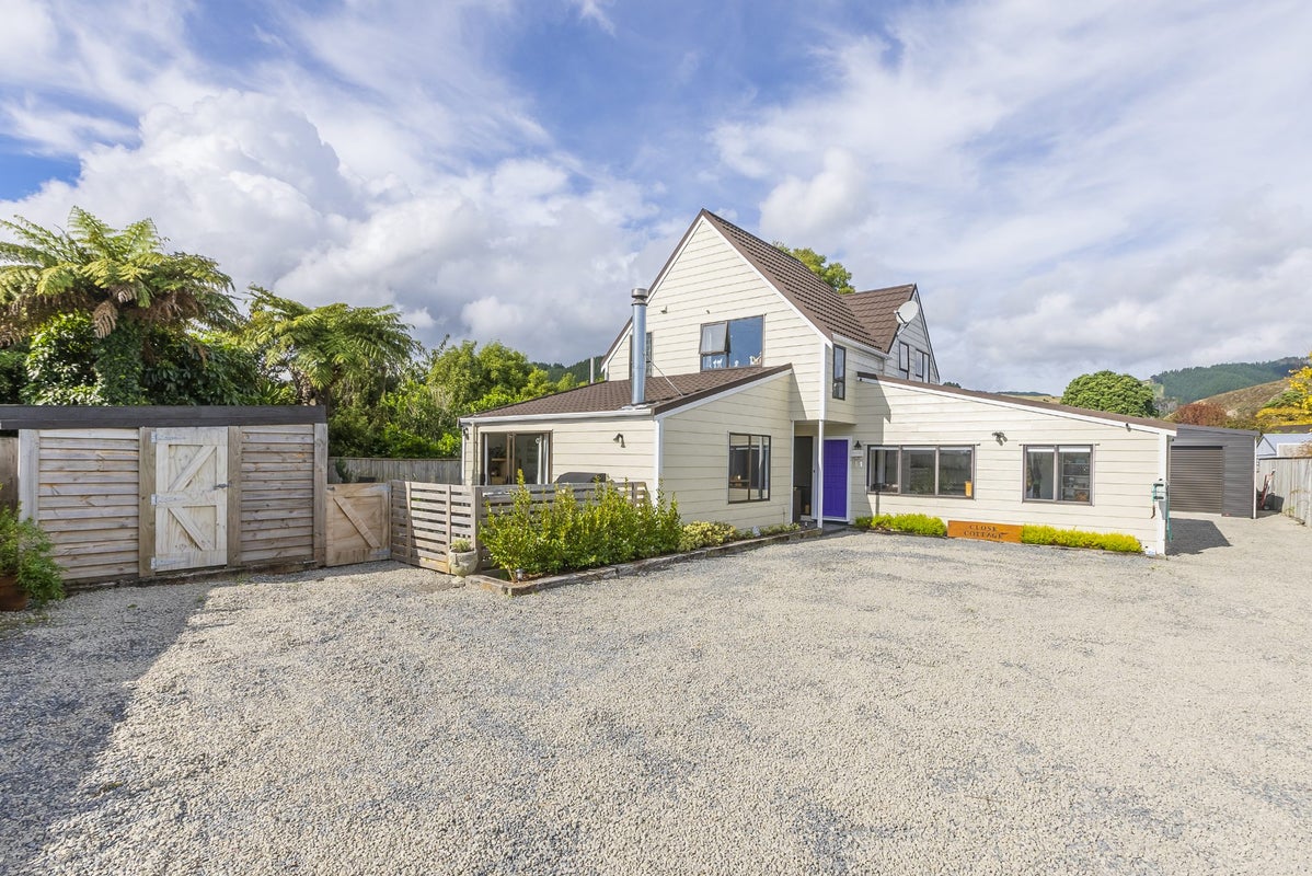 14 Atarau Grove, Paraparaumu - Carousel 1