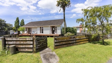 11 Crocombe Crescent, Beach Haven, Auckland - Carousel 1