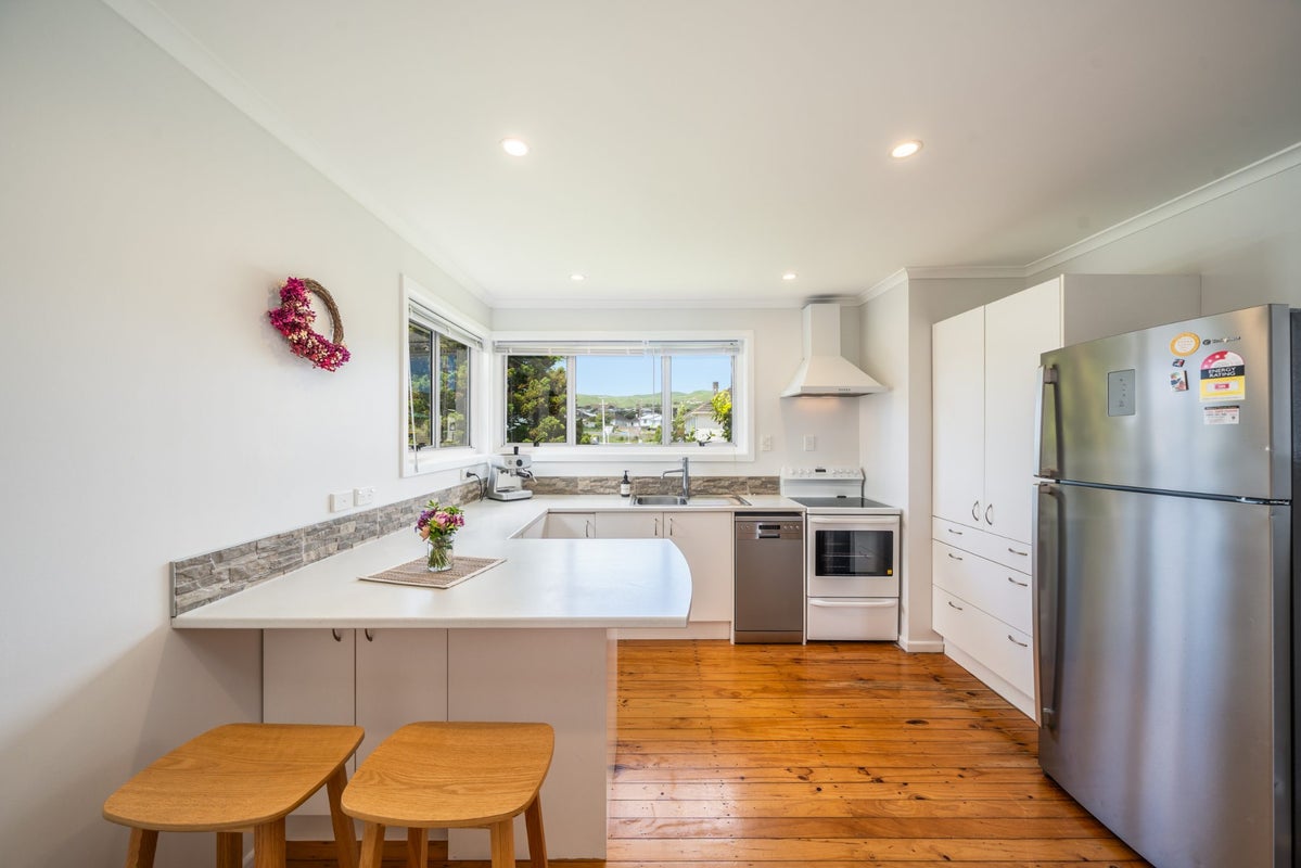 53 Castor Crescent, Cannons Creek, Porirua - Carousel 2