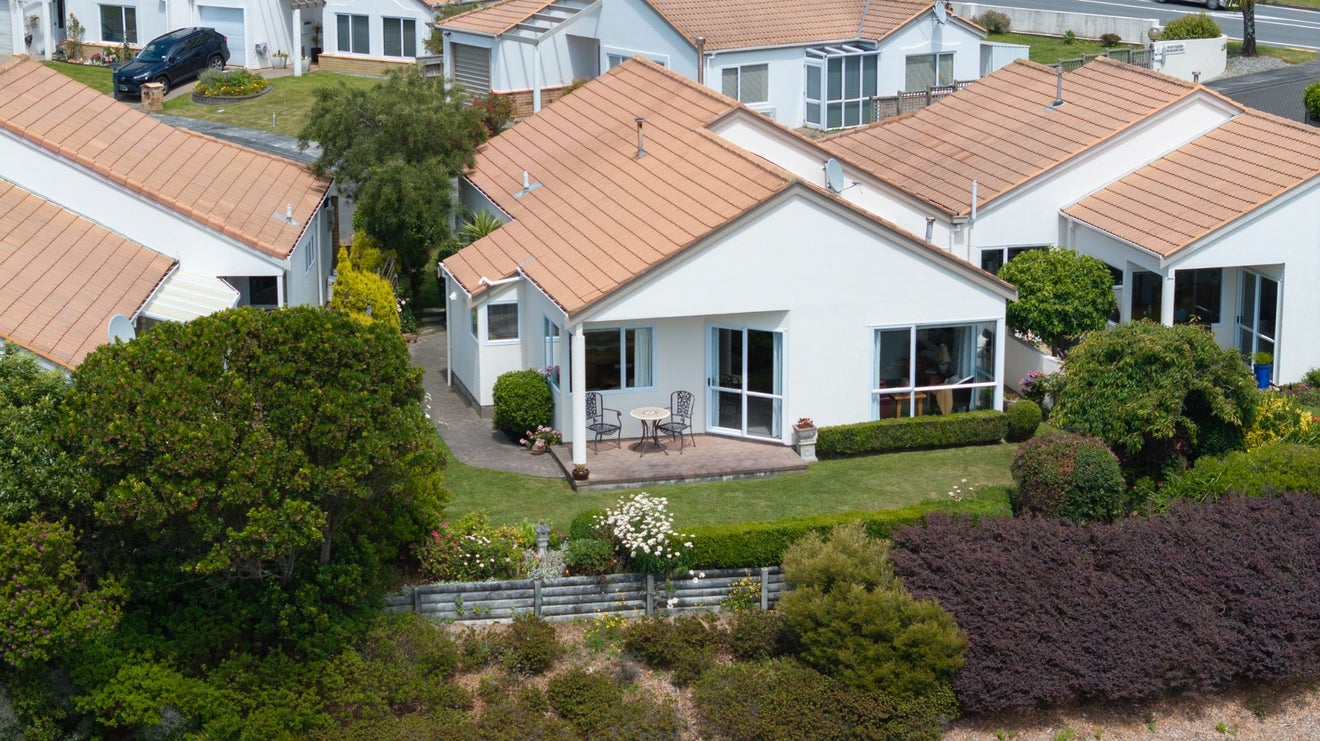 4 Lakeside Villas, WHITBY, PORIRUA - Carousel 24