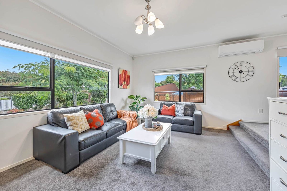 11 Redlands Grove, Swanson, Auckland - Carousel 2
