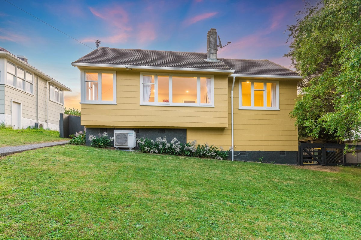 22 Thompson Grove, Ranui, Porirua - Carousel 1