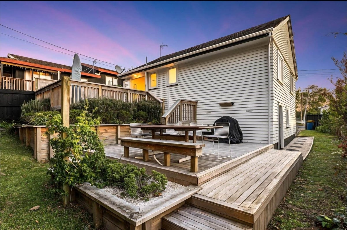 12 Arahoe Road, New Lynn, Auckland - Carousel 12