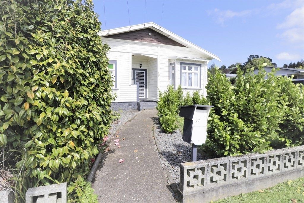 17 Terrace Street, Aramoho, Whanganui - Carousel 1