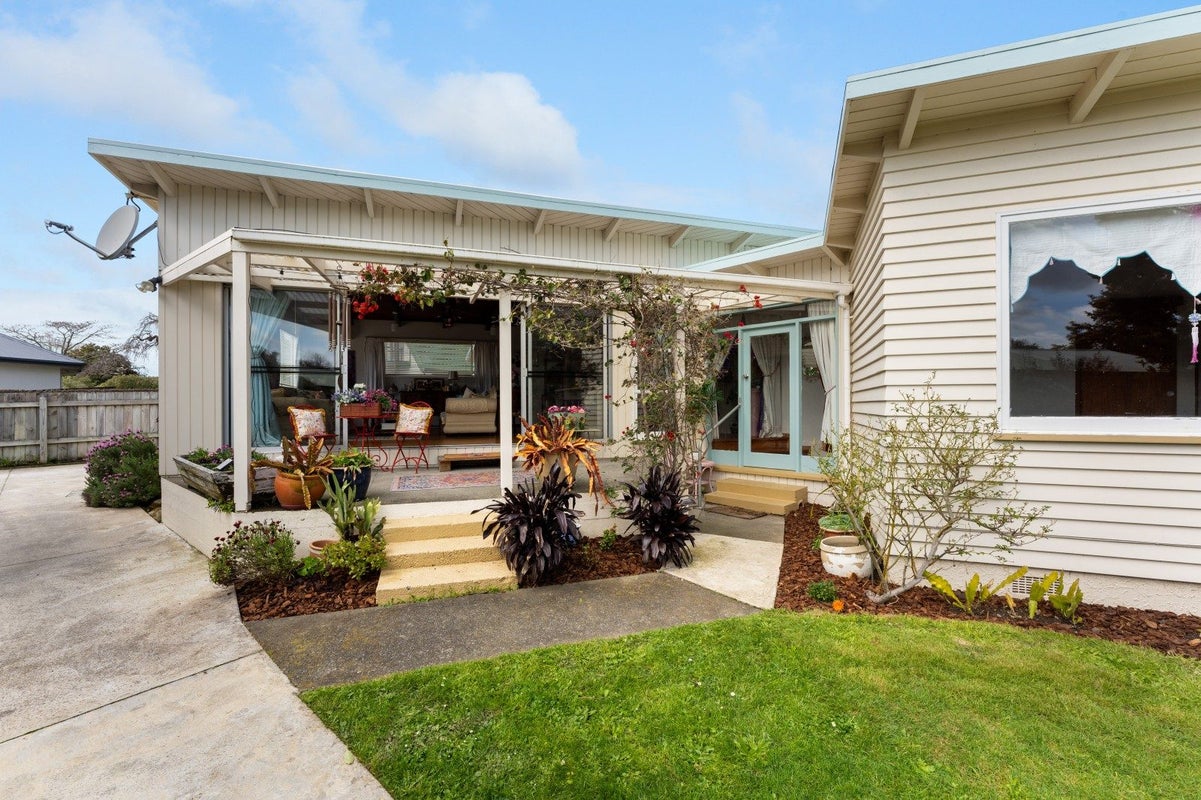 84 Pahiatua Street, Hokowhitu, Palmerston North - Carousel 2