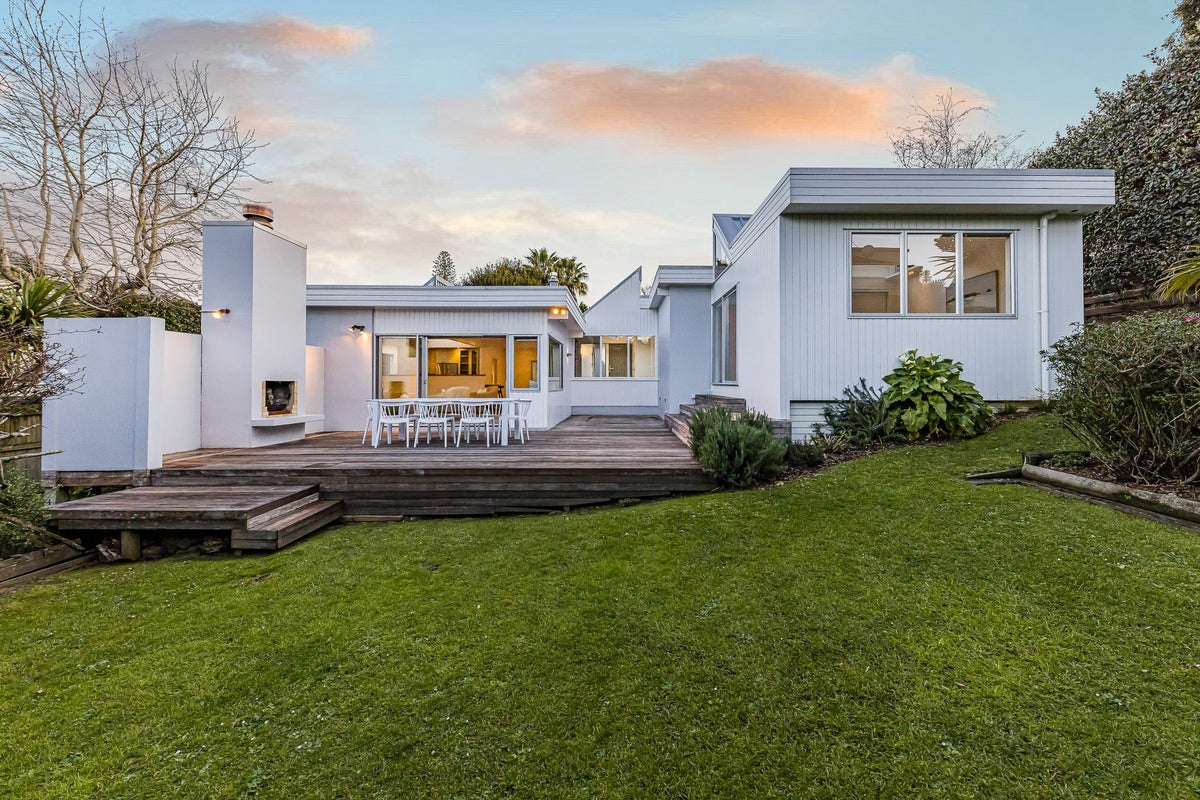 16 Prestige Place, Castor Bay, Auckland - Carousel 1